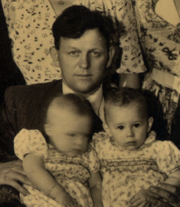 Gerrit Serne met op schoot de tweeling Jan Serne en Hendrika Serne. Foto genomen op 8 augustus 1950. Foto uit het familiearchief van cornelis *1931