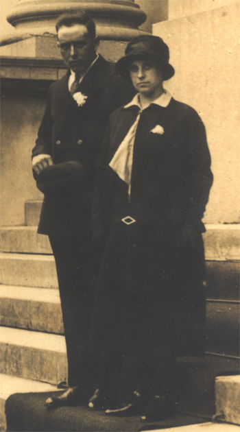 Trouwfoto Willem 1902 en Adriana Kornelia Baaij. Foto van 29 mei 1929 voor het stadhuis dordrecht. Foto uit het familiearchief van Cornelis*1931