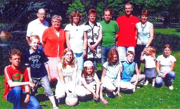 Arie 1928, kinderen en kleinkinderen. Foto genomen in april 2007. Foto gekregen van Klasien in 2009.