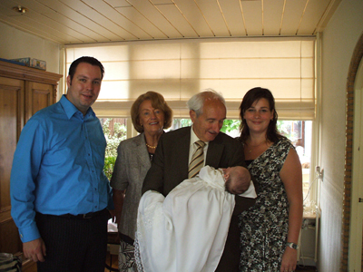 VLNR Rene Eric Arjan *1977, Marina Adriana Quist, Arie 1933 met Faye 2007 en Margreet Klop. Foto gehad van Rene in 2007.