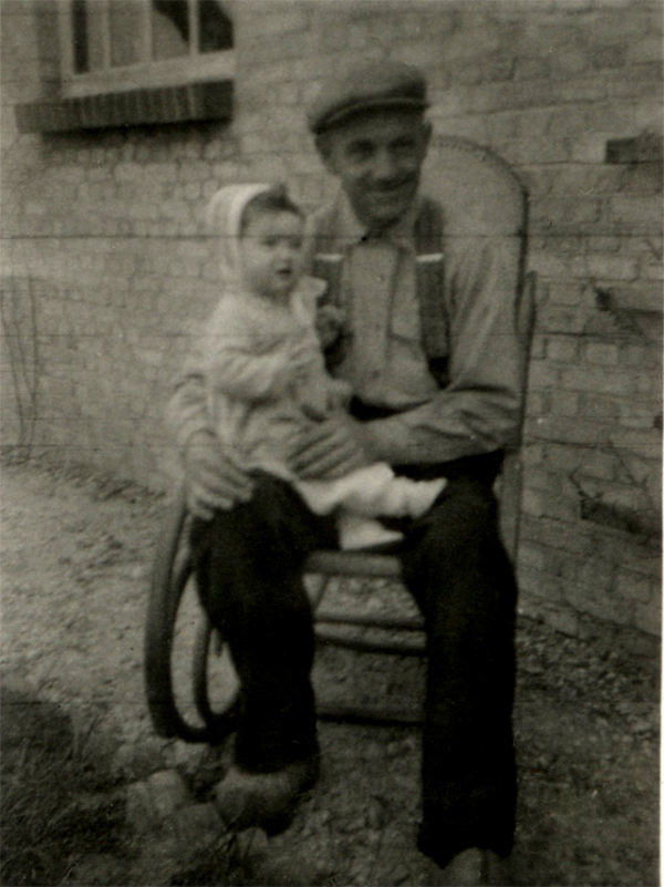 Jan Pleun 1905 met op de arm zijn kleindochter Agatha Maaike van Gelder. Foto van haar gehad in 2007. Foto is gemaakt in 1952 op de boerderij in Oudenhoorn.