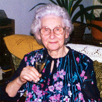 Maaike Euser. Foto gekregen van Pieternella Josina 1932 in 2007.