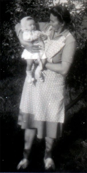 Maaike Euser met op de arm haar kleindochter Agatha Maaike van Gelder. Foto van haar gehad in 2007. Foto is gemaakt in 1952 op de boerderij in Oudenhoorn.