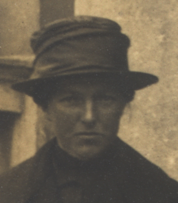 Maria 1897. Foto van 25-9-1929 voor het stadhuis van Dordrecht. Foto uit het familiearchief van Cornelis*1931