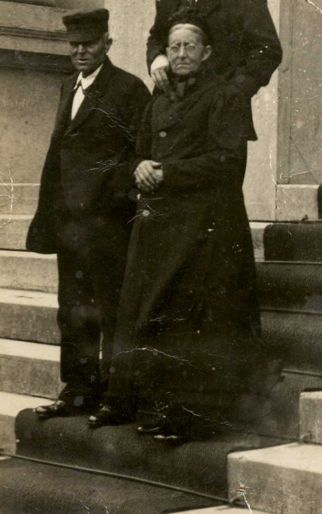 Pieter 1863 en Kornelia, voor het stadhuis van Dordrecht.  Foto gekregen van Wim *1939 in 2007.