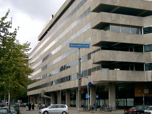 Almondestraat te Rotterdam. Op de achtergrond het Katshoek gebouw. Foto: Jan de Leeuw van Weenen 2004