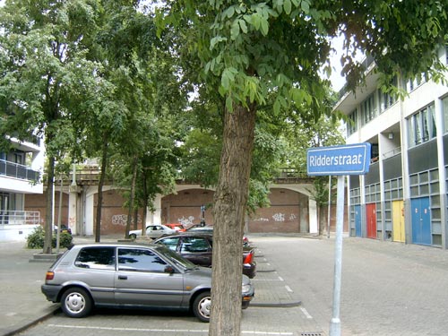 de Ridderstraat te Rotterdam vlakbij de voormalige Weenastraat. De link is duidelijk. Foto: Jan de Leeuw van Weenen 2004