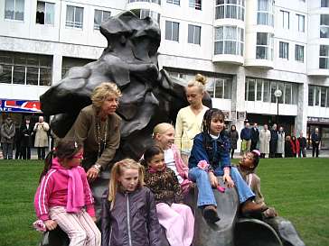 onthulling seated woman door dochter Lisa de Kooning op 15 april 2005